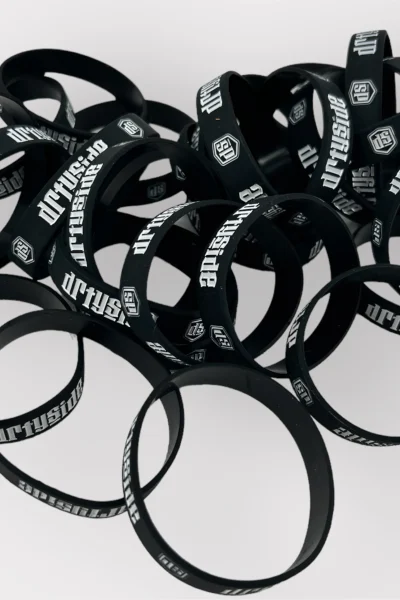 SILIKONARMBAND MIT TIEFPRÄGUNG